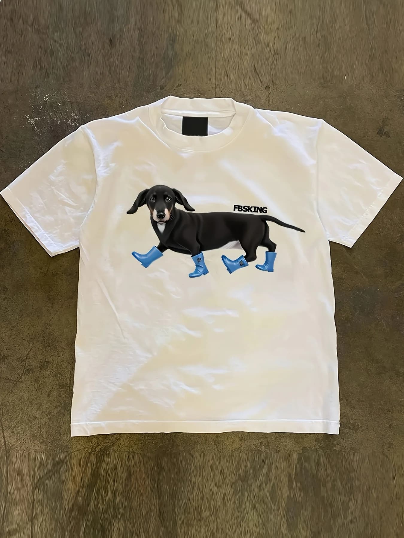 T-shirt grafica "FSKING" ispirata all'Y2K da donna - Stampa simpatico bassotto con stivali, maglietta beige a maniche corte, casual e versatile