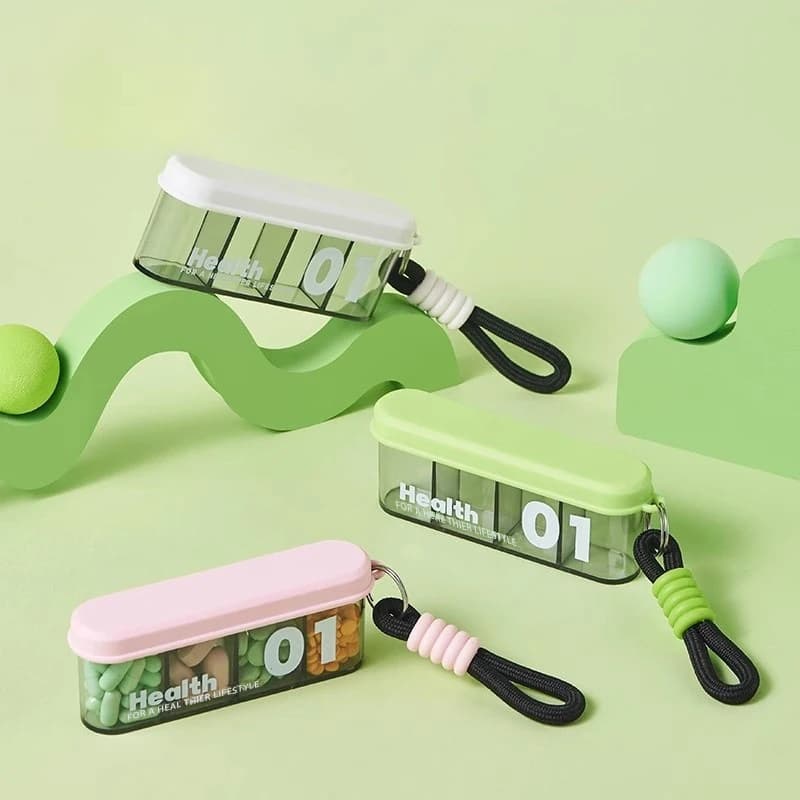 Portapillole portatile a 4 scomparti con cordino – Ideale per viaggiatori e programmi impegnati, organizza facilmente vitamine e pillole