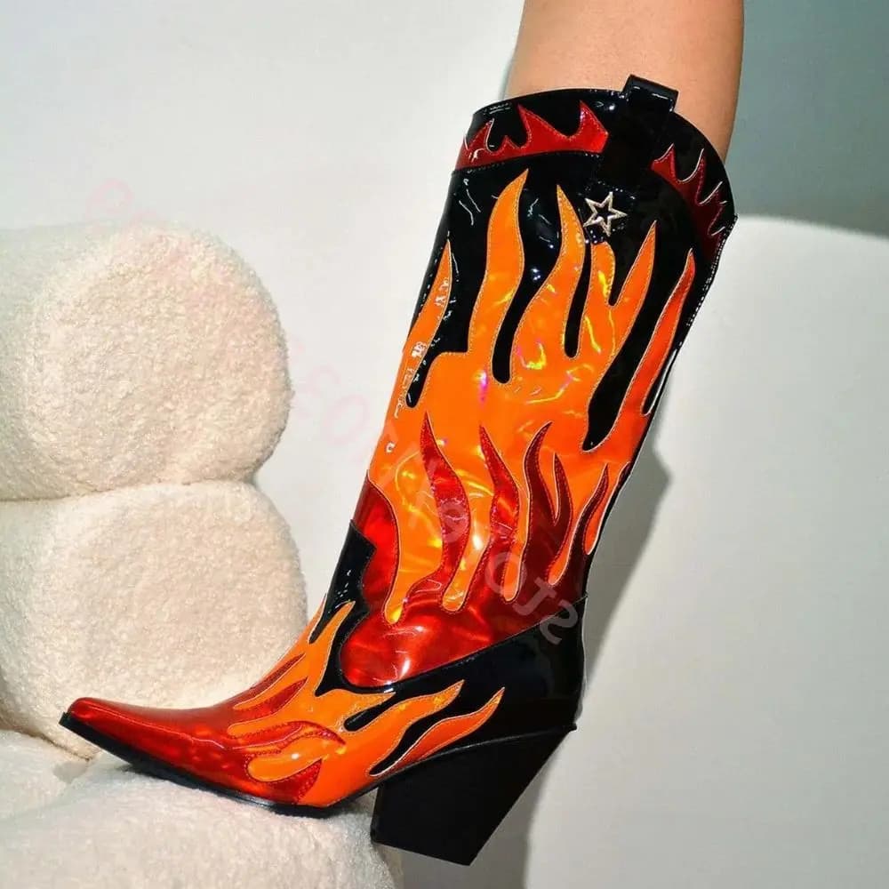 Stivali da palcoscenico con tacco spesso a punta di colore misto 2025 Autunno Street Stivale da cowboy occidentale da passerella sexy Stivale da donna casual per feste di moda