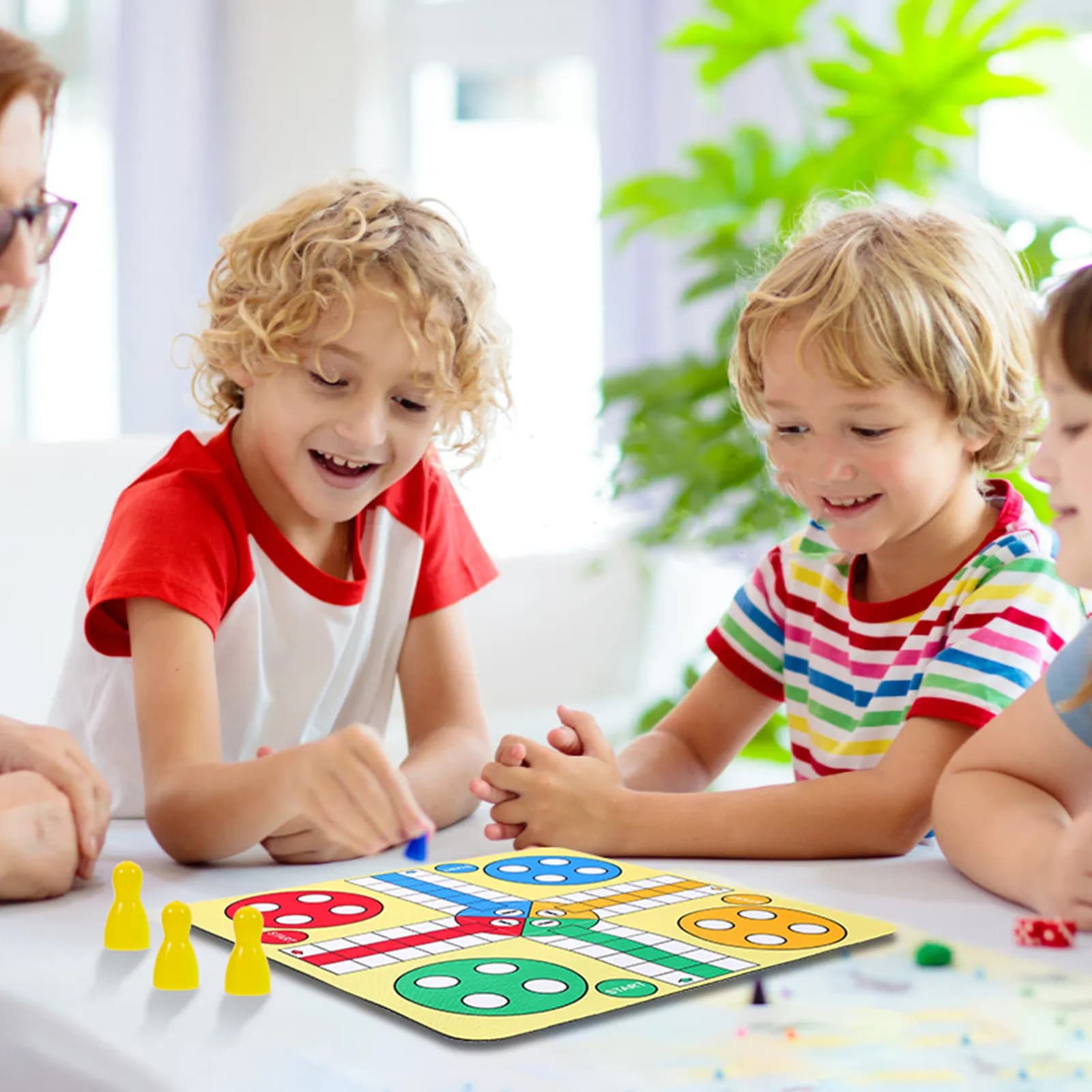 Set da Gioco Flying Chess, Leggero e Compatto, Facile da Trasportare e Riporre, Ideale per Riunioni Familiari, Amici, Bar, KTV, Casa e Viaggi