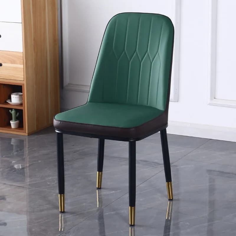 Sedia da pranzo nordica seduta in ecopelle, progettata per il massimo comfort e la resistenza Gambe nere eleganti con accenti dorati