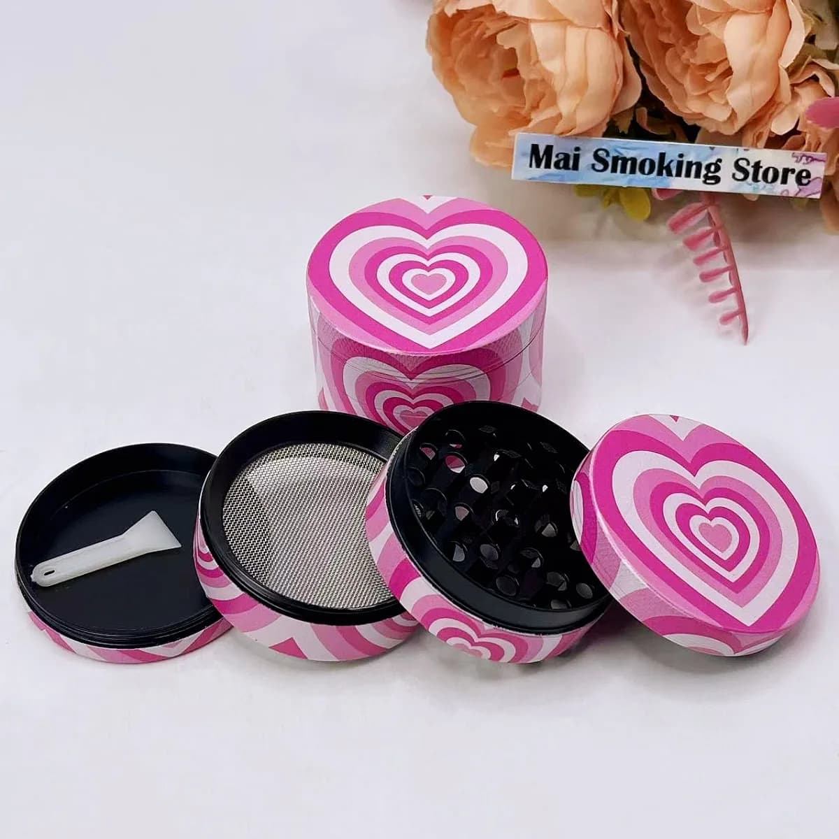 Smerigliatrice per erbe a forma di cuore da 2 pollici Smerigliatrice manuale in metallo a 4 strati Pepe Sale Malta Pestello Mulino per spezie Erba grezza Smerigliatrice per tabacco Smok Strumento per sigarette