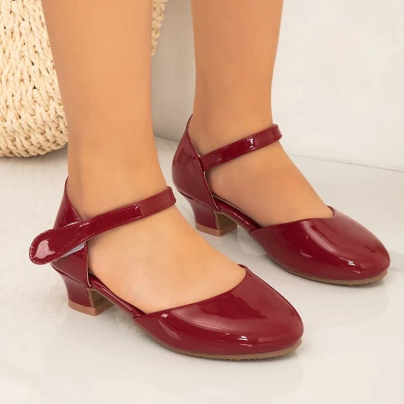 2025 Scarpe con tacco alto da ragazza nuove per spettacoli teatrali Sandali estivi per bambini versatili Sandali da principessa per bambini causali alla moda