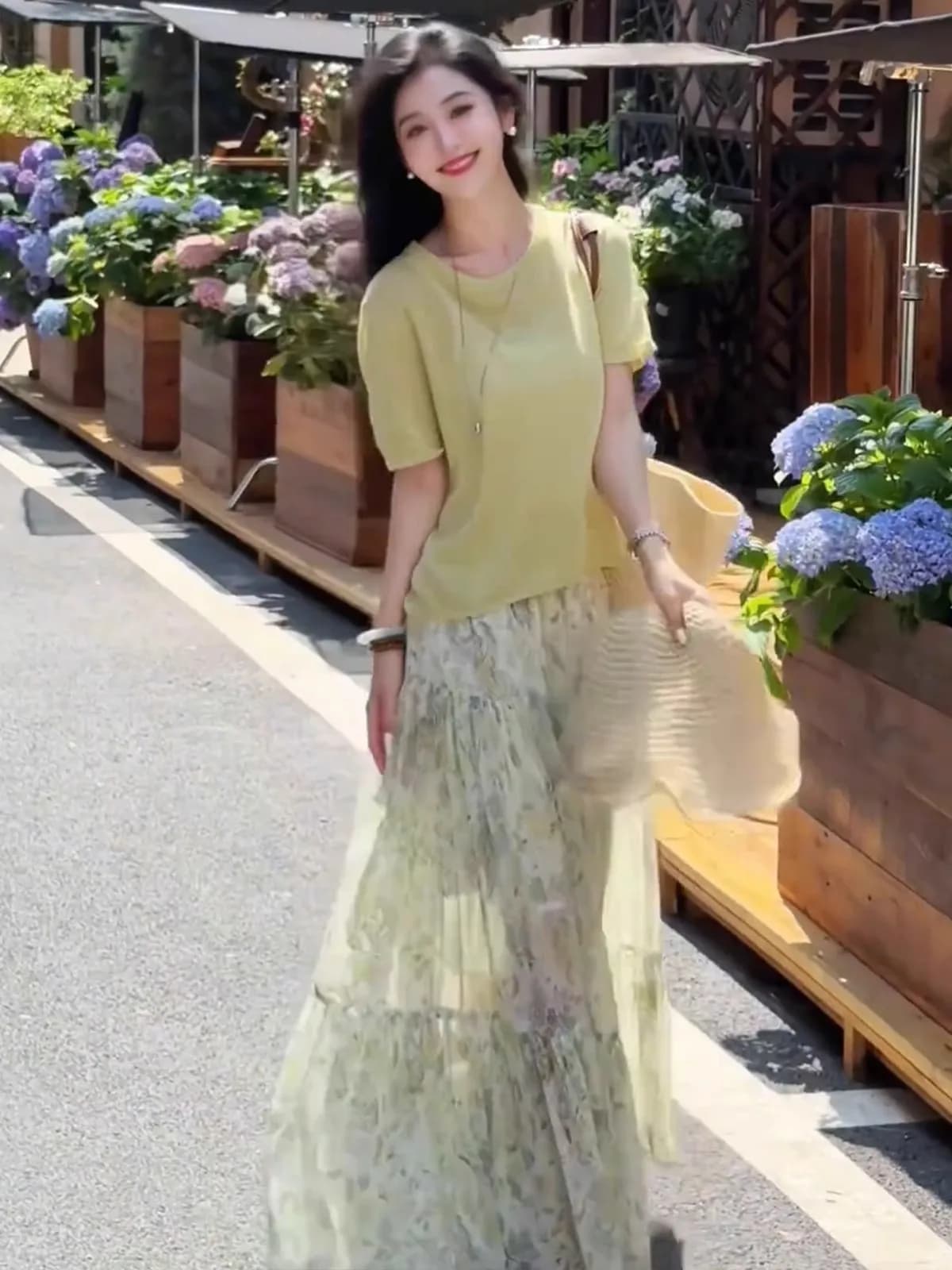 Completo Estivo Casual da Donna a Due Pezzi con Design Floreale in Pizzo, Ensemble alla Moda con Collo Tondo, Maniche Corte e Pantaloni Lunghi