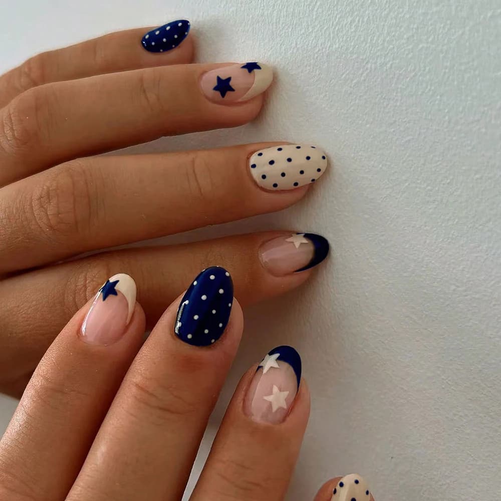 24 stickers for oval nails with star, acrylic material, perfect fit, set includes: 1 jelly gel and 1 nail file. Short noses