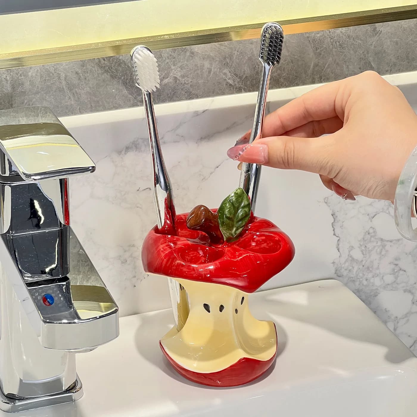 Portaspazzolino a Forma di Mela - Base in Ceramica con Drenaggio, Accessorio Creativo per Bagno