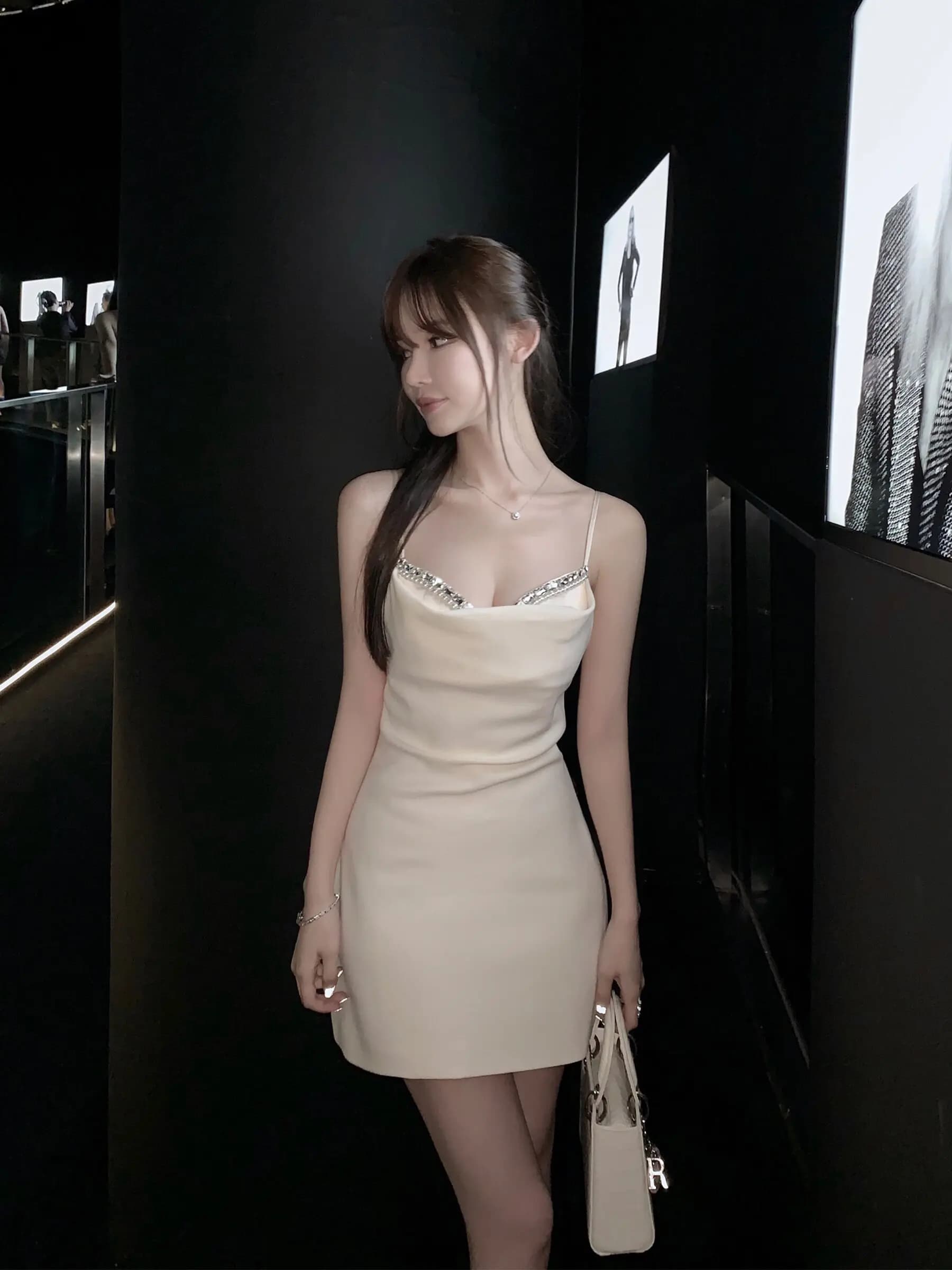 Abito da festa Zhaolu Sensual Pearl Strap da donna, elegante gonna a vita alta a trapezio, scollo a V, senza maniche, con decorazioni di diamanti.
