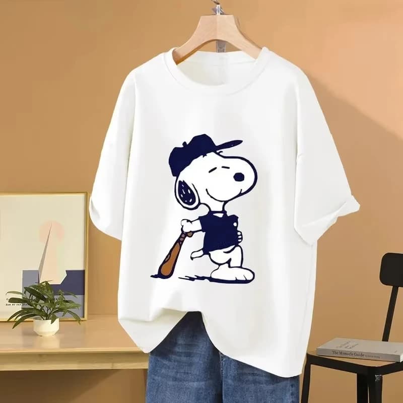 Nuova T-shirt 2026 Snoopy Baseball Cartoon Anime da Donna, Maglietta Estiva a Maniche Corte 100% Cotone, T-shirt da Uomo, Top Moda, Abbigliamento di Coppia