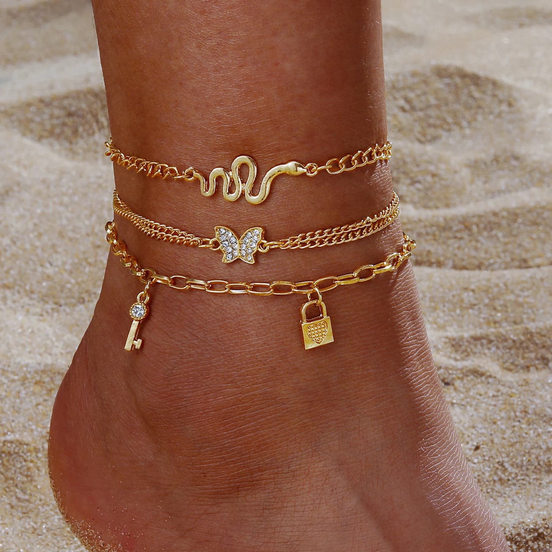 Cavigliera con ciondolo a forma di serpente con farfalla dorata alla moda europea americana per le donne Gioielli semplici alla moda con catena per piedi da spiaggia estiva