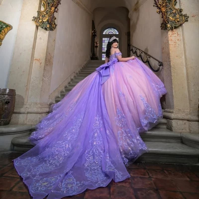 Abito Quinceanera viola lavanda con spalle scoperte glitter Decalcomania Coda lunga Perline Fiocco Abiti da 15 Quinceanera Personalizza