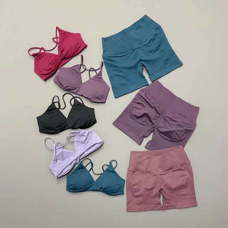 Set da palestra da donna 2 pezzi senza cuciture, reggiseno con spalline incrociate e shorts arricciati a vita alta, elasticizzato, contenitivo, ad asciugatura rapida, morbido, per yoga
