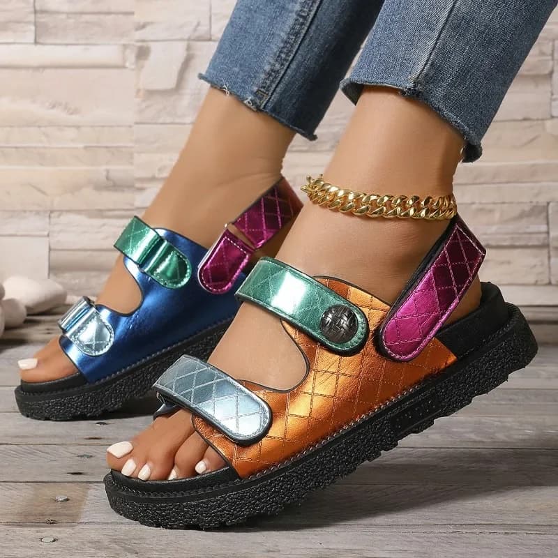 Sandali superiori dai colori vivaci con comodo velcro interno con bordi a forma di aquila Sandali da spiaggia piatti di grandi dimensioni con suola spessa