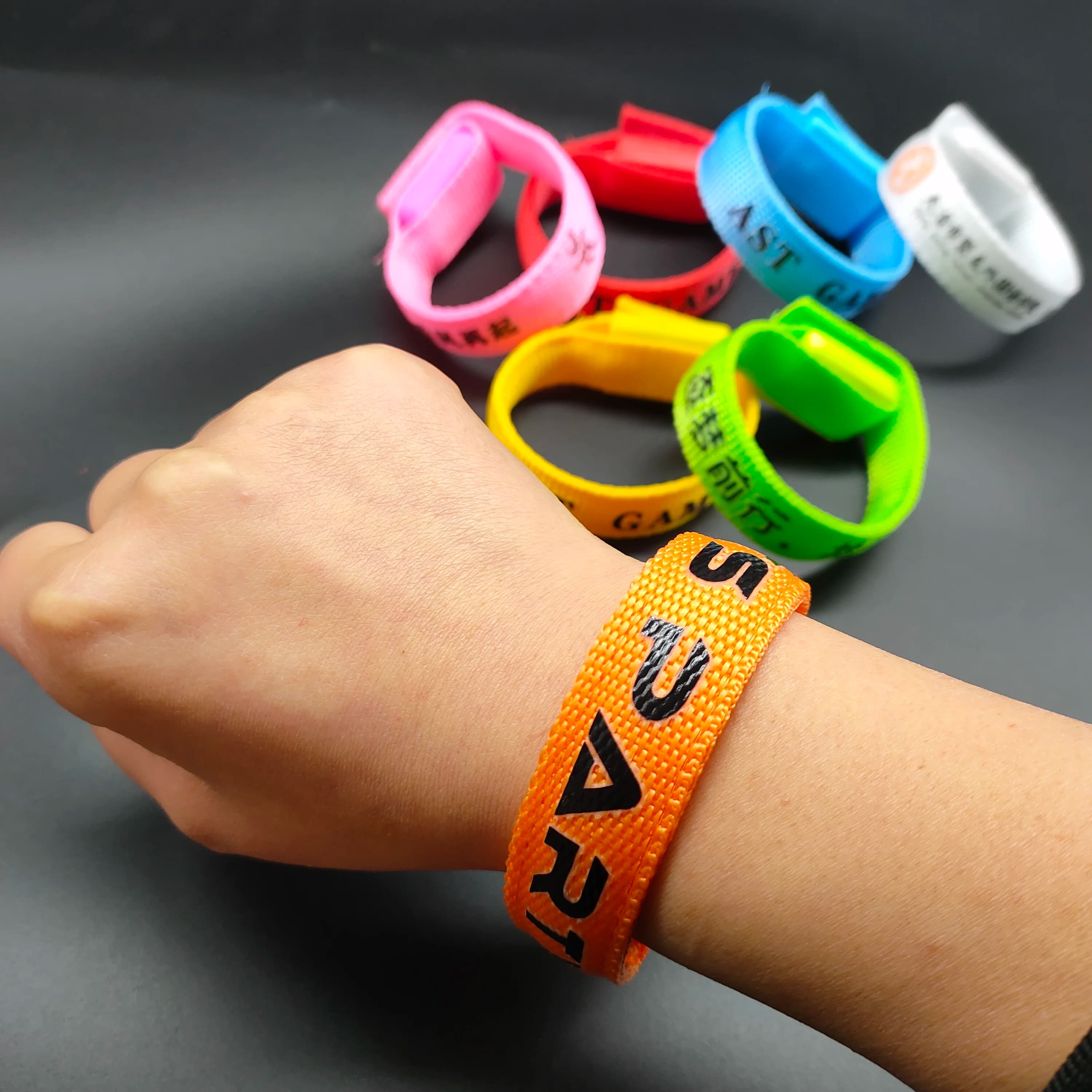 Ddjoy Bracciale a LED Concerto Festa Bar Bracciale Velcro Led Luminoso Cinturino da polso sportivo Articoli per feste