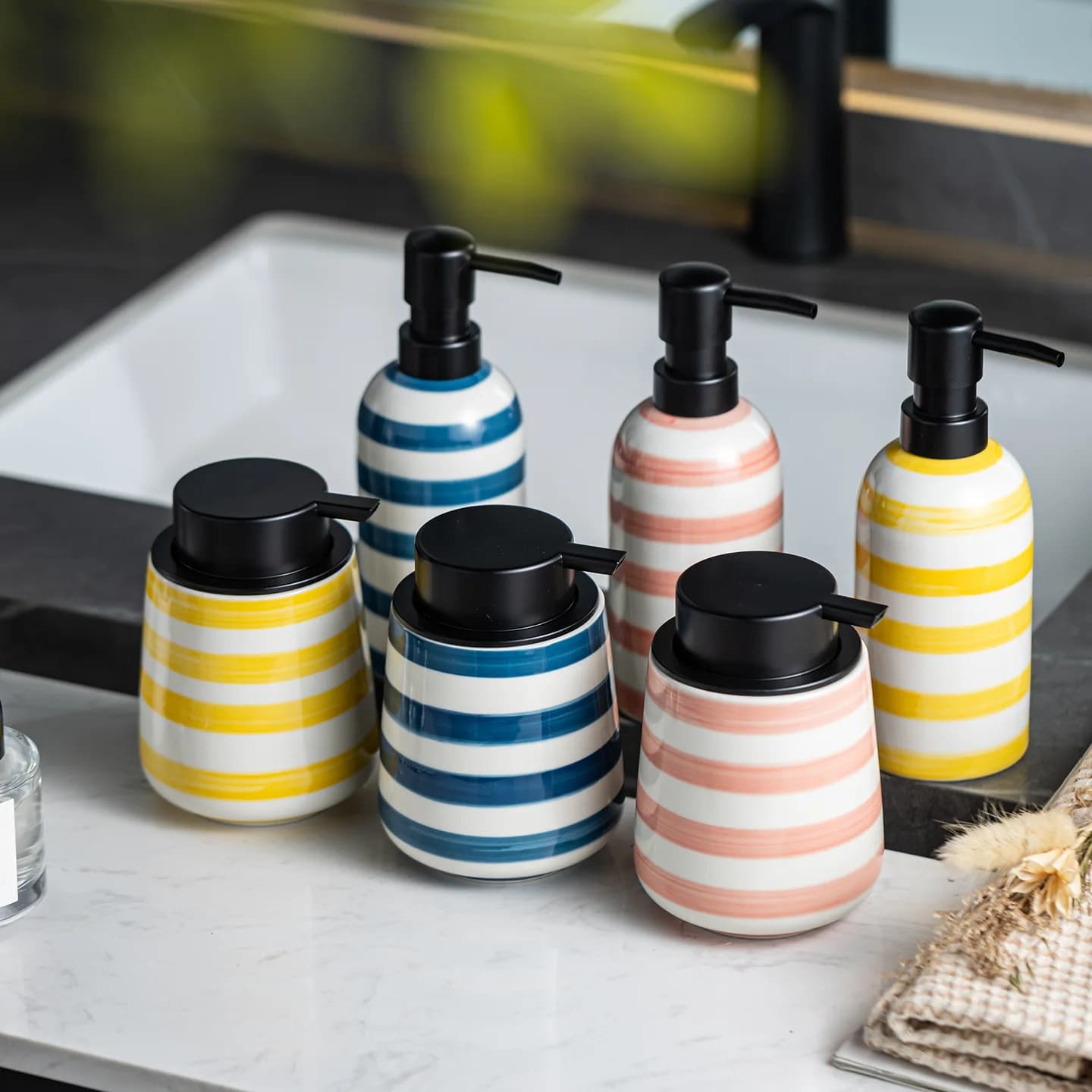 Creative Painted Stripe Ceramic Lotion Bottle Black Pump 320ml Luxury Soap Dispenser Hotel Bathroom Shampoo Refillable Bottle