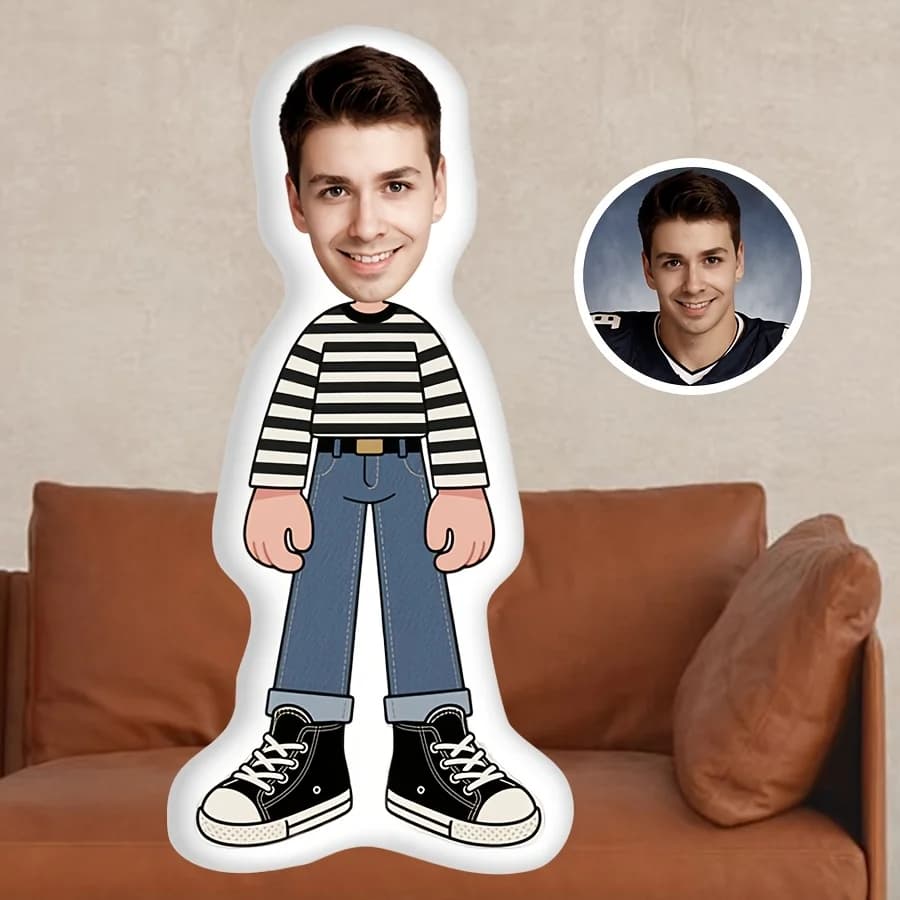 Top a righe con design personalizzato, jeans casual e cuscino da tiro