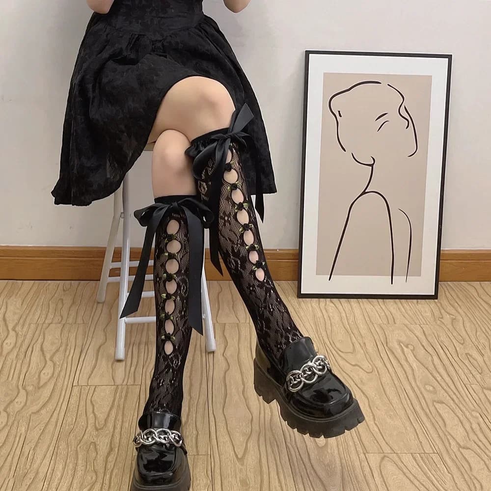 Calzini lunghi alti al ginocchio a rete bianchi neri a rete da donna sexy in pizzo Lingerie carino stile gotico con volant fiocco cavo JK Lolita calze