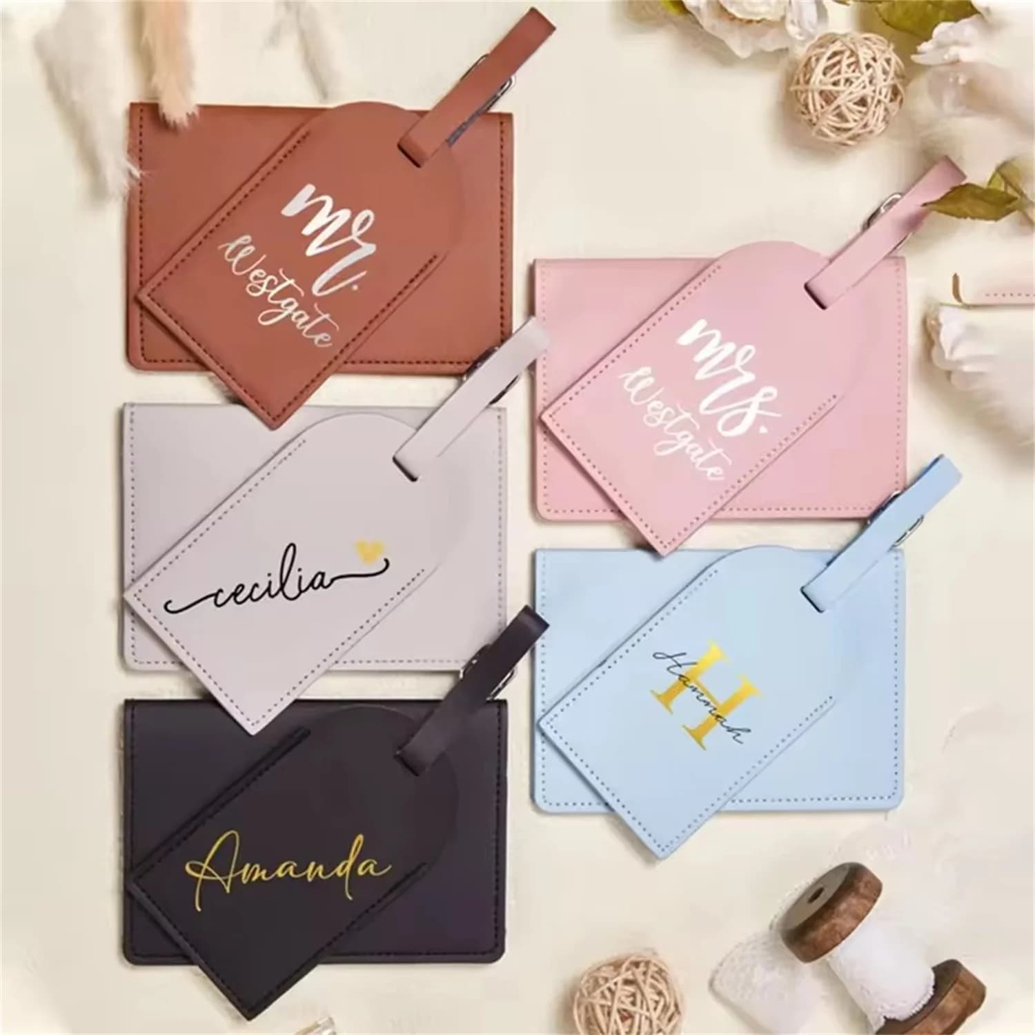 Set porta passaporto personalizzato e targhetta per bagagli Set da viaggio per fidanzamento con copertina per passaporto personalizzata Regali per feste nuziali Mr e Mrs