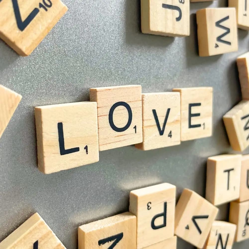 52 Pezzi di Lettere Magnetiche in Legno, Grandi Magneti Alfabetici Quadrati per Frigorifero, Decorazione da Parete, Gioco da Tavolo per Adulti