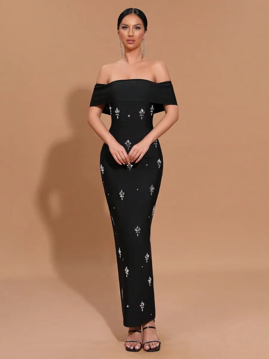 Abito lungo nero a fascia con spalle scoperte, decorato con strass floreali scintillanti, ideale per eventi formali, serate, matrimoni e damigelle.