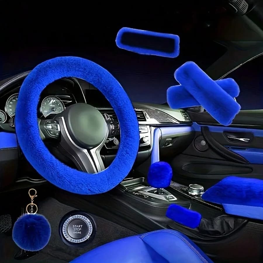 Set di 9 pezzi in peluche per interni auto: 1 coprivolante, 2 protezioni per cinture di sicurezza, 1 fermacavo per bracciolo, 1 paio di freni a mano, 1 copertura per specchietto retrovisore, 1 anello decorativo con strass, 1 portachiavi con sfera in pelle