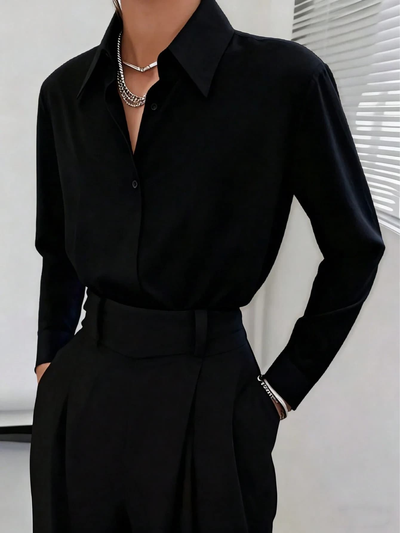 Camicia Classica Nera con Dettagli a Bottoni, Maniche Lunghe e Colletto Rovesciato, Primaverile