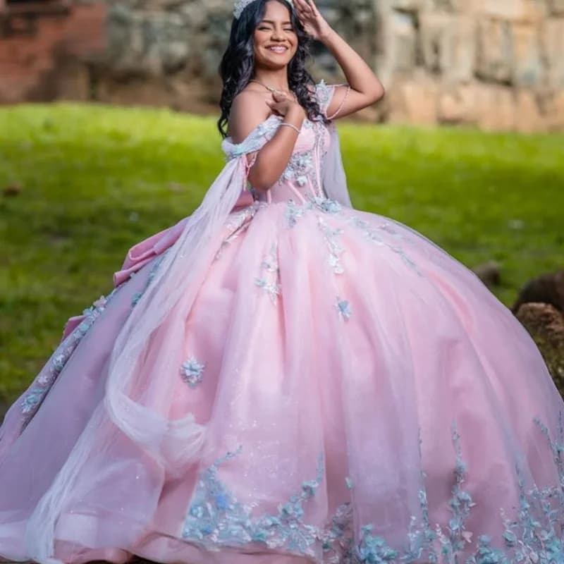Abiti Quinceanera rosa chiaro personalizzati con spalle scoperte decalcomania di cristallo Coda lunga Perline di pizzo fiore Vestido 15 Quinceanera