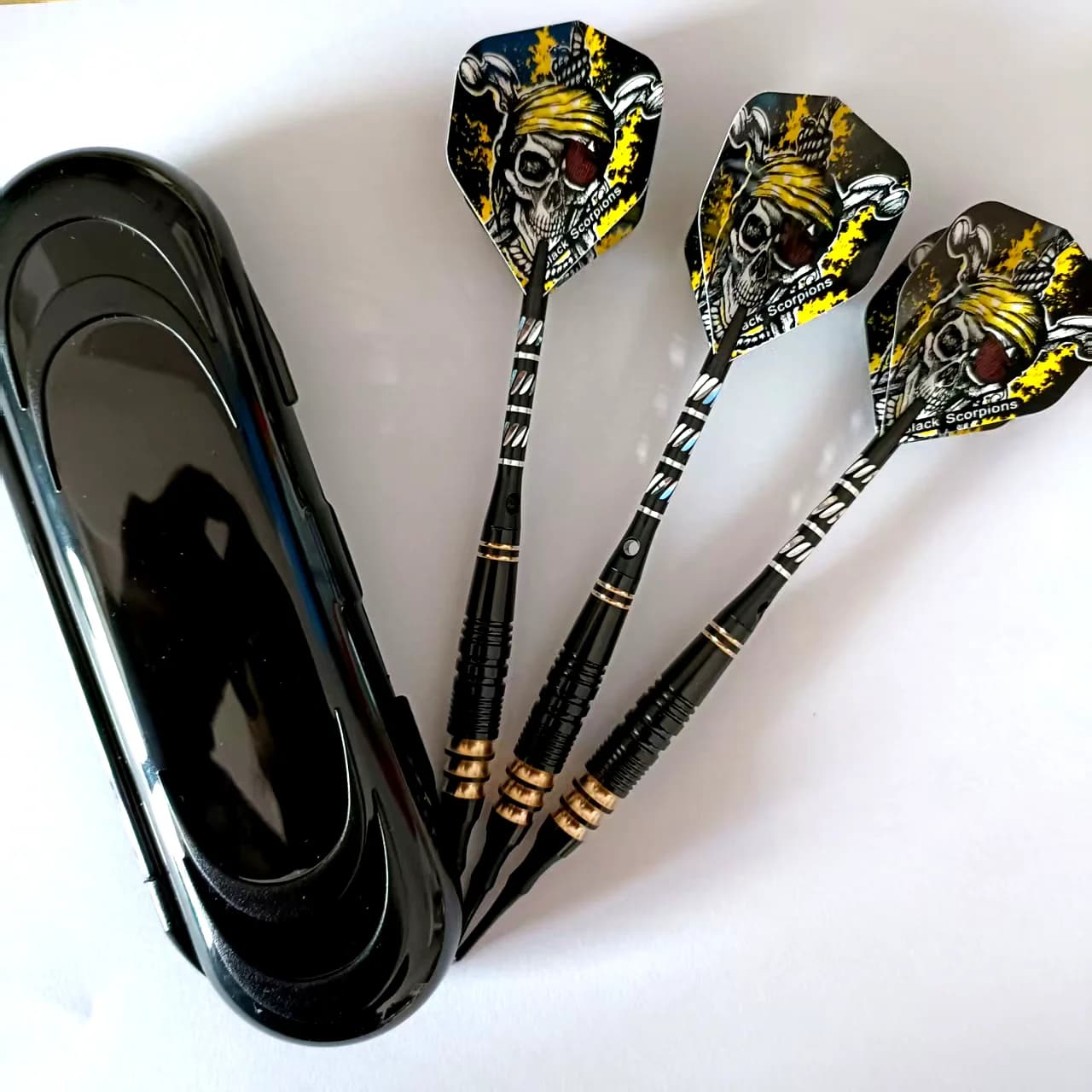 Set di freccette con punta morbida da 18 g con motivo teschio freddo con custodia portatile - 3 freccette con punta in plastica sicura per giochi di freccette da interno
