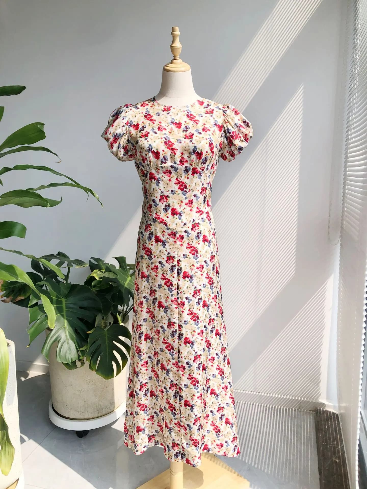 Abito midi da donna con stampa floreale, in misto seta, girocollo, maniche a sbuffo, vita alta, casual