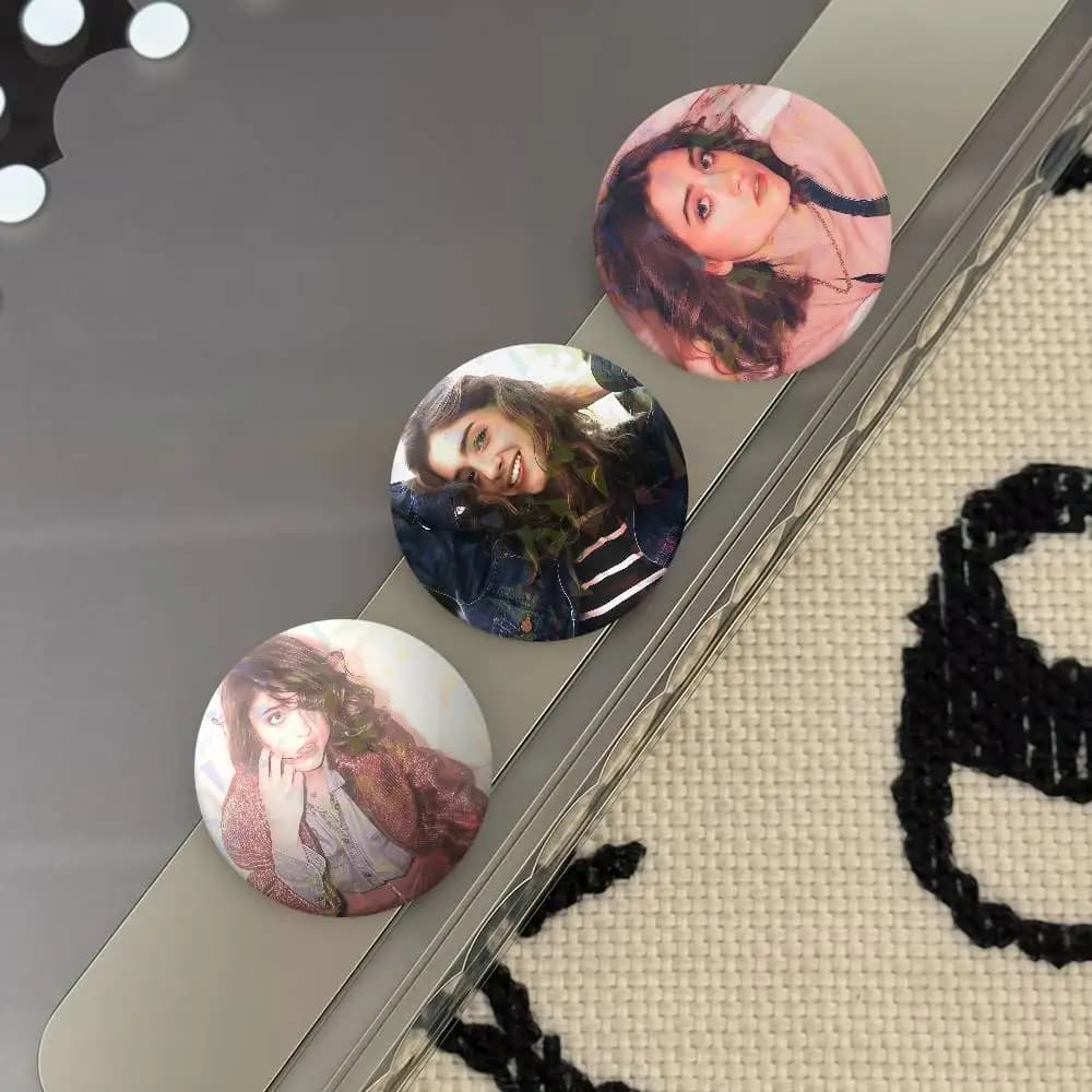 Spille Rotonde a Tema Natalia Dyer: Simpatici Distintivi Cartoon per Abbigliamento, Borse e Gioielli – Regali Perfetti