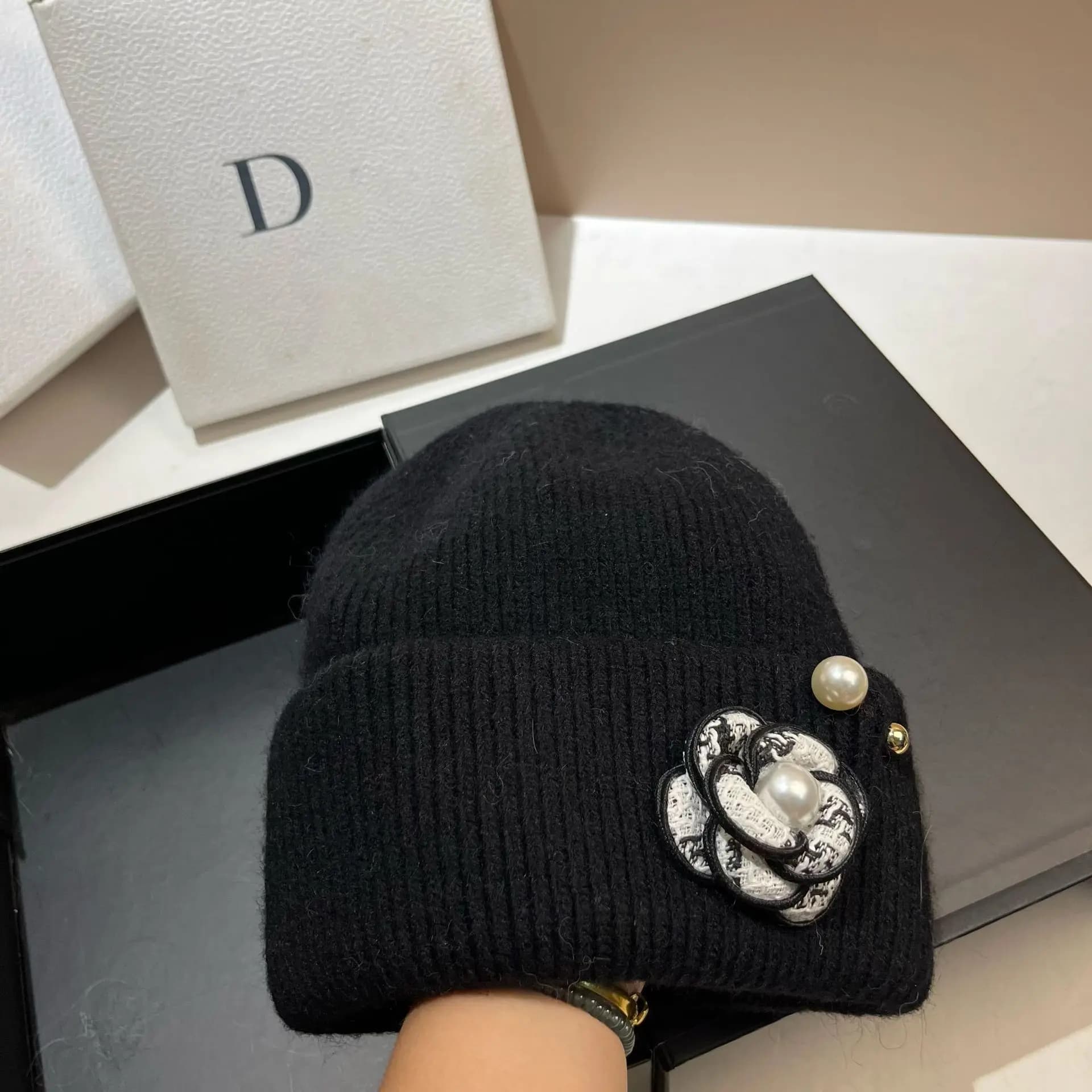 Designer Spilla Fiore Berretti invernali per donna Angola Pelliccia di coniglio Cappello lavorato a maglia Lady Girl Warm Wool Skullies Bonnet Caps