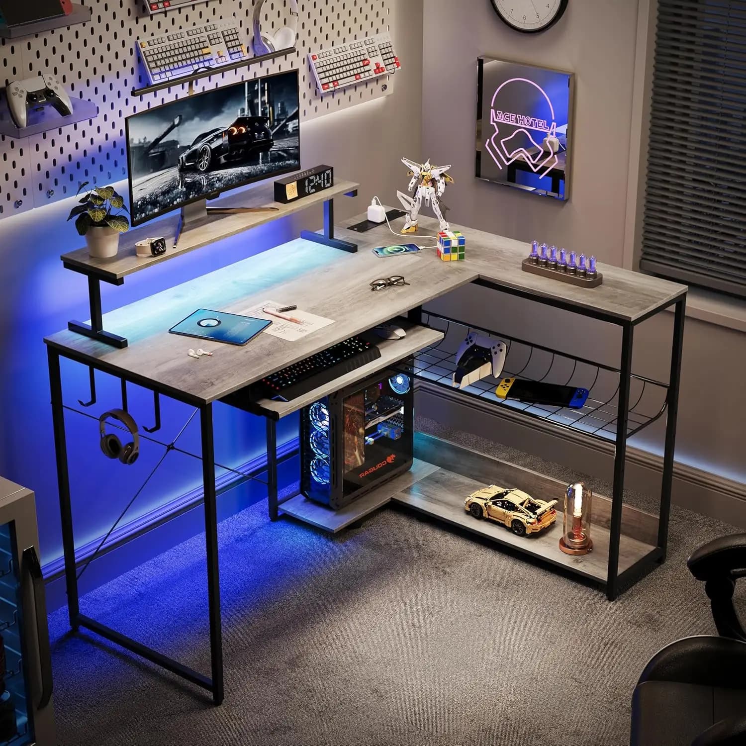 Scrivania da Gaming a L con Prese di Corrente, Luci RGB, Supporto Monitor, Ripiano Portaoggetti, Gancio, 46 Pollici, per Casa e Ufficio, Grigia, Personalizzabile