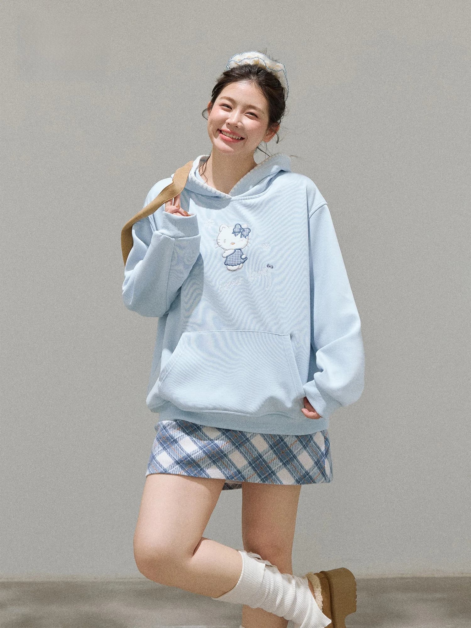 Set con felpa blu dimagrante e gonna a quadri, outfit autunno inverno da donna, stile coreano, girocollo, vita alta, gonna a trapezio.
