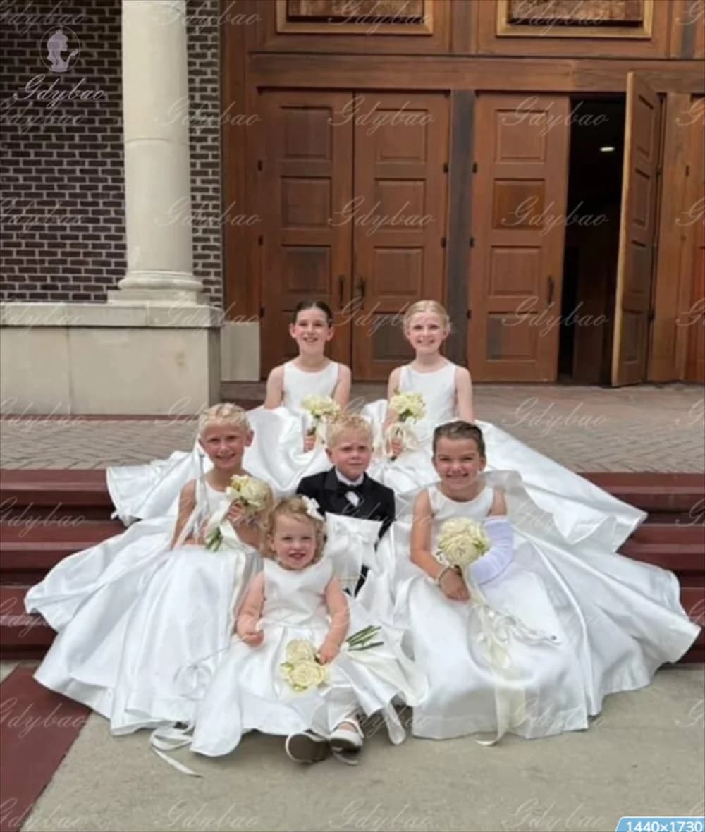 Bellissimo abito da ragazza di fiori senza maniche in raso bianco classico personalizzato per matrimoni, eventi ufficiali per bambini, compleanno, abito da ballo con fiocco