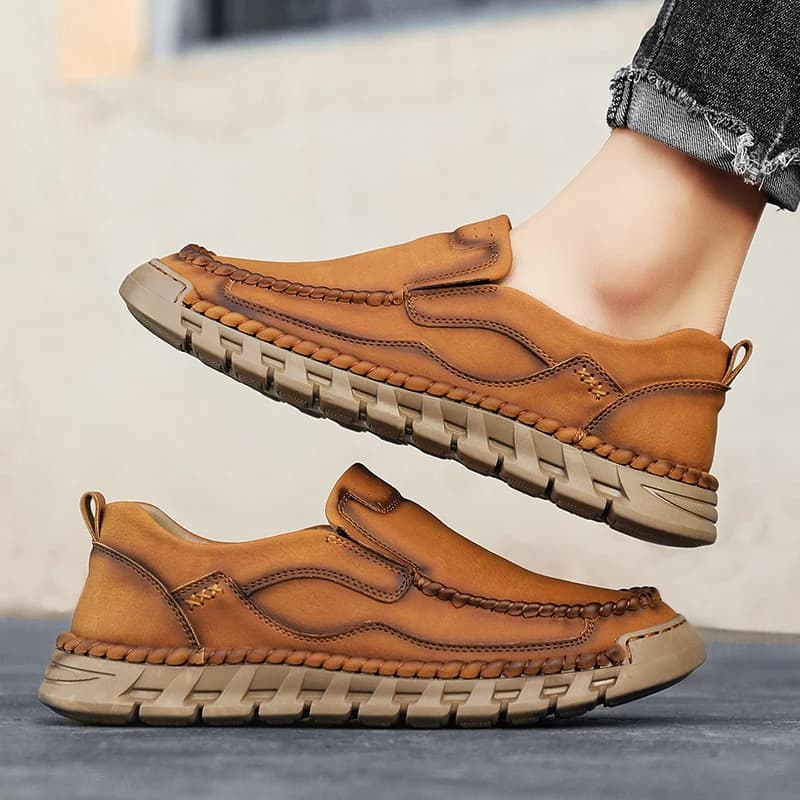 Scarpe casual da uomo con cuciture fatte a mano, stivali da lavoro in pelle slip-on bassi primaverili, mocassini da esterno antiscivolo e resistenti all'usura
