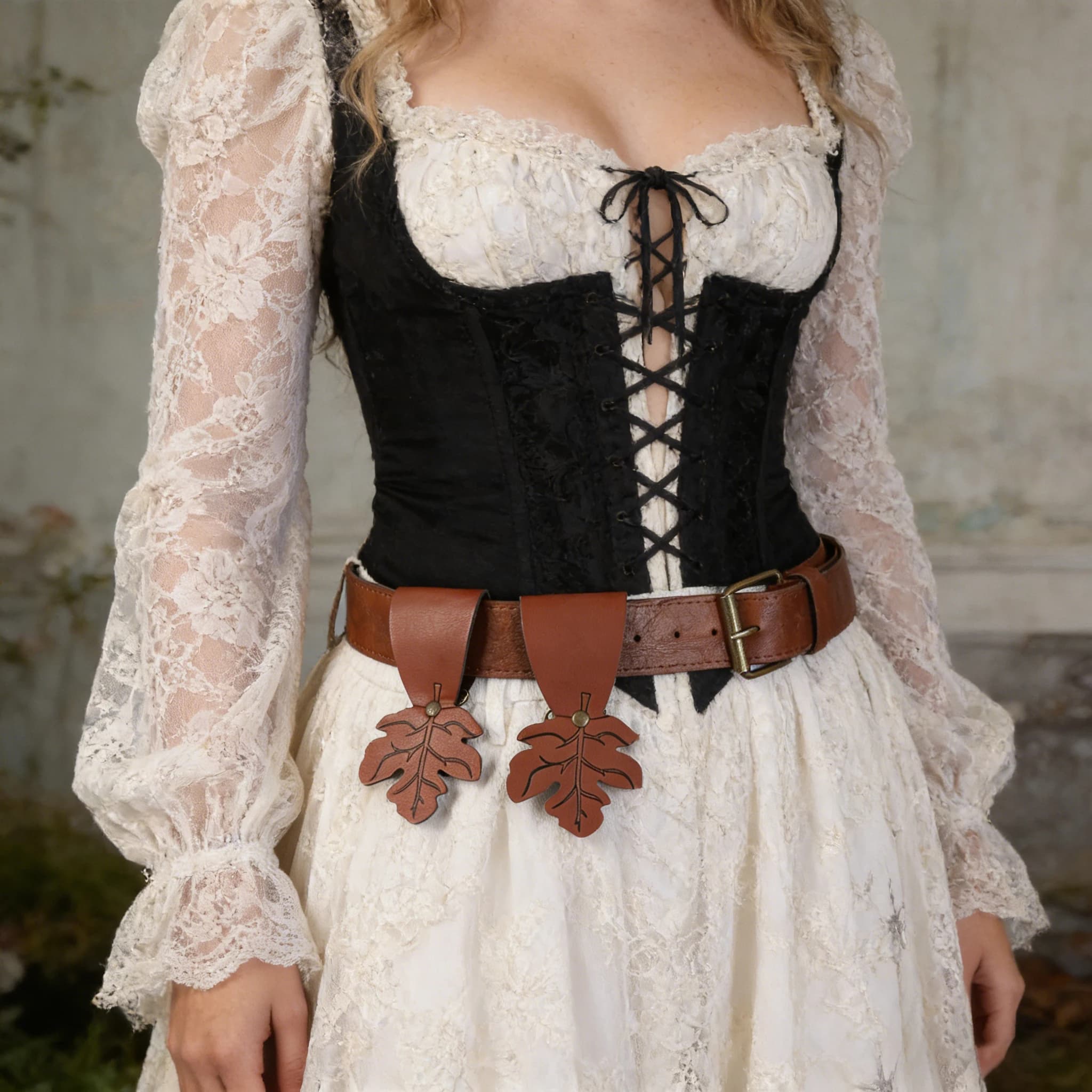 Ciondolo Vintage in Pelle PU Effetto Invecchiato a Forma di Foglia di Quercia, Versatile per Tutte le Stagioni, Accessorio per Cosplay Medievale e Rinascimentale, Effetto Snellente per la Vita