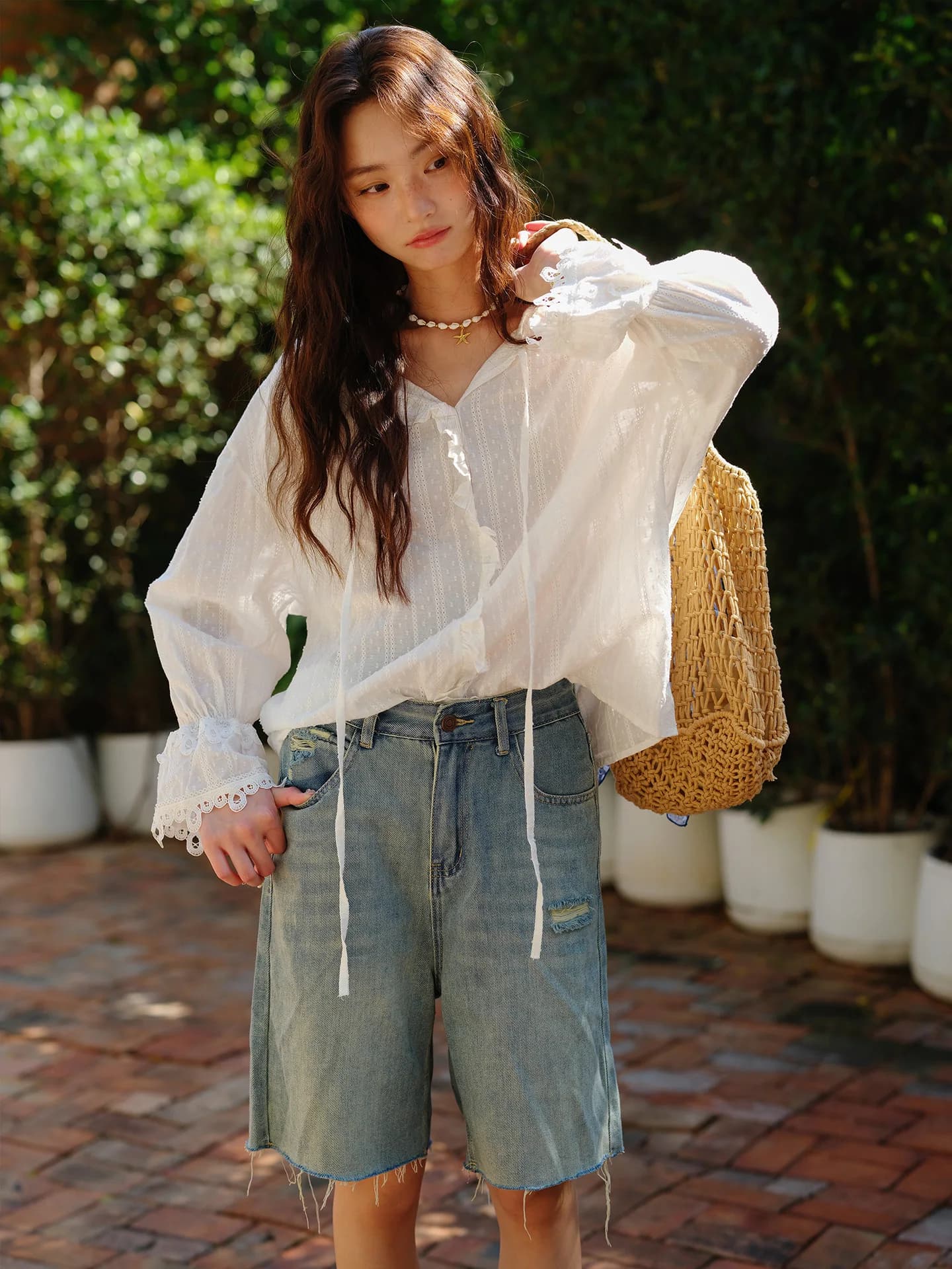 Camicia da donna a maniche lunghe con scollo a V, stile morbido e rilassato, con cintura annodabile e bordo ondulato, alla moda per primavera estate