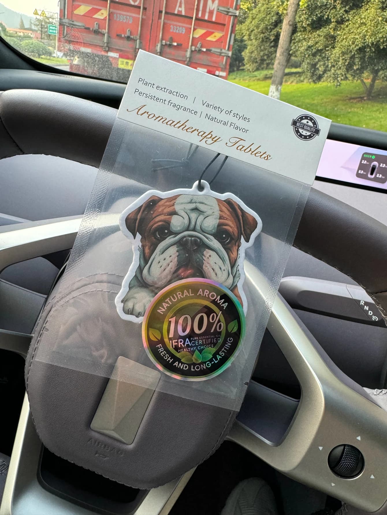 Car perfumer Cute Bulldog Hilton (profume from hotel) | Support for Mirror Retrovisor and Clip for Double Use Air Mouth | Tablets for Aromatherapy in Natural Material | Long-lasting fragrance for 90 Days | No alcohol | Do not fear direct exposure to sun | Designed specifically for removing odours in cars, cabinets and bathrooms. | Grafica Animata per Cartoni Animati | Unisex | Fragranza di Lusso | The Same Oceanic Fragrance Used in Five Star Hotels
