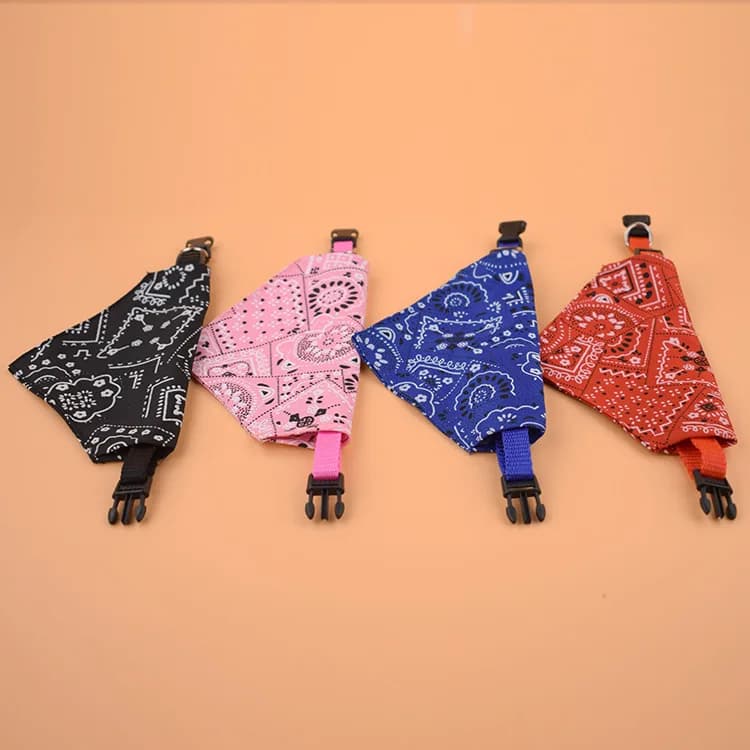 Bandana per Animali Domestici Rosa con Motivo Casuale, Forma Triangolare Regolabile e Fibbia, Sciarpa per Collo di Cane, Bavaglino per Cuccioli e Gatti
