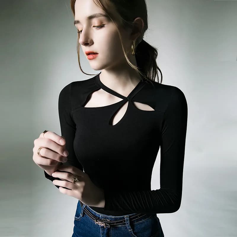 Top Nero con Scollo Asimmetrico, Design Trendy e Sexy con Petali Traforati, Nuova Maglietta Base Autunnale