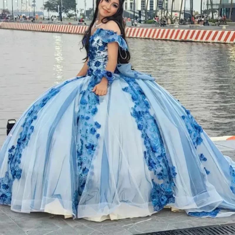 Abito Quinceanera blu con paillettes di cristallo Decalcomania in pizzo Fiore 3D Coda lunga Fiocco Abiti da 15 Quinceanera Personalizza