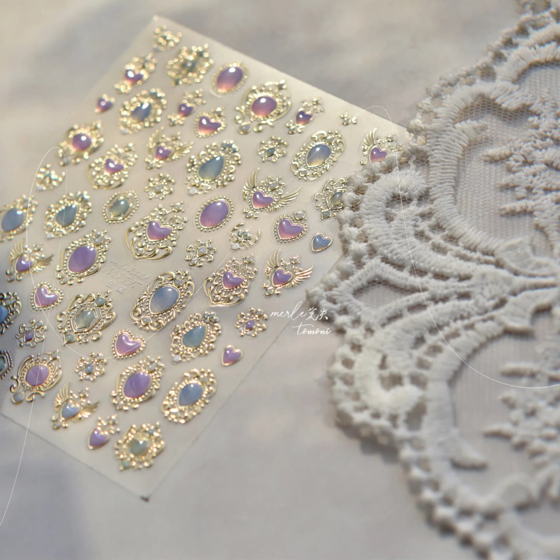 Adesivi per unghie dorati Cat-eye Sfumato 3D Pietre preziose a forma di cuore europeo Ala di cristallo Decorazione per unghie Adesivo Decalcomanie per manicure Fai da te