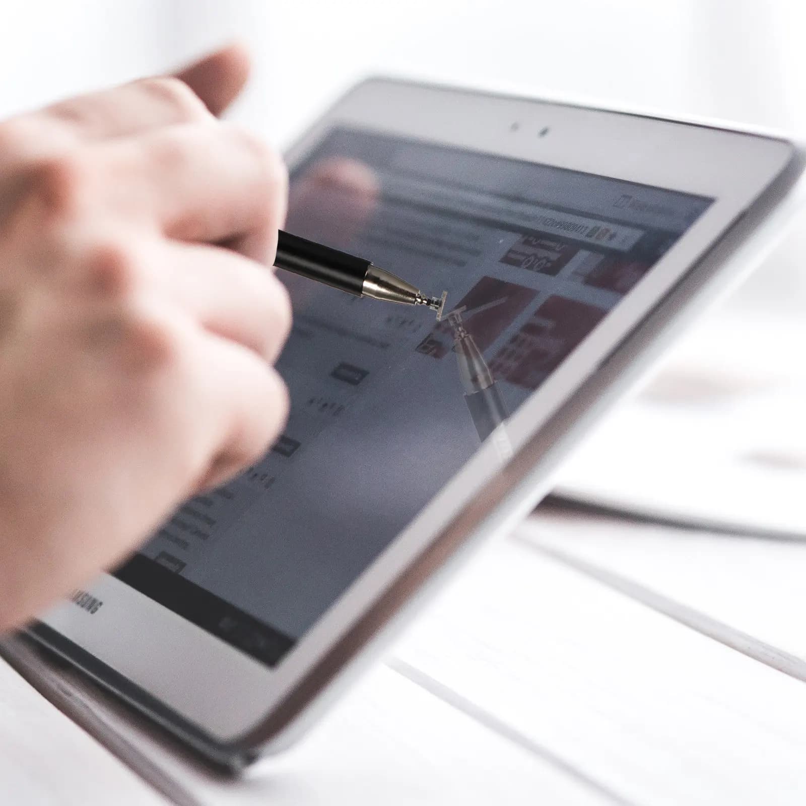 Penna Stilo 2-in-1 con Disco Magnetico e Punta Capacitiva per Tablet, Scrittura, Disegno e Appunti, Punta Conduttiva Liscia, Struttura in Lega Premium
