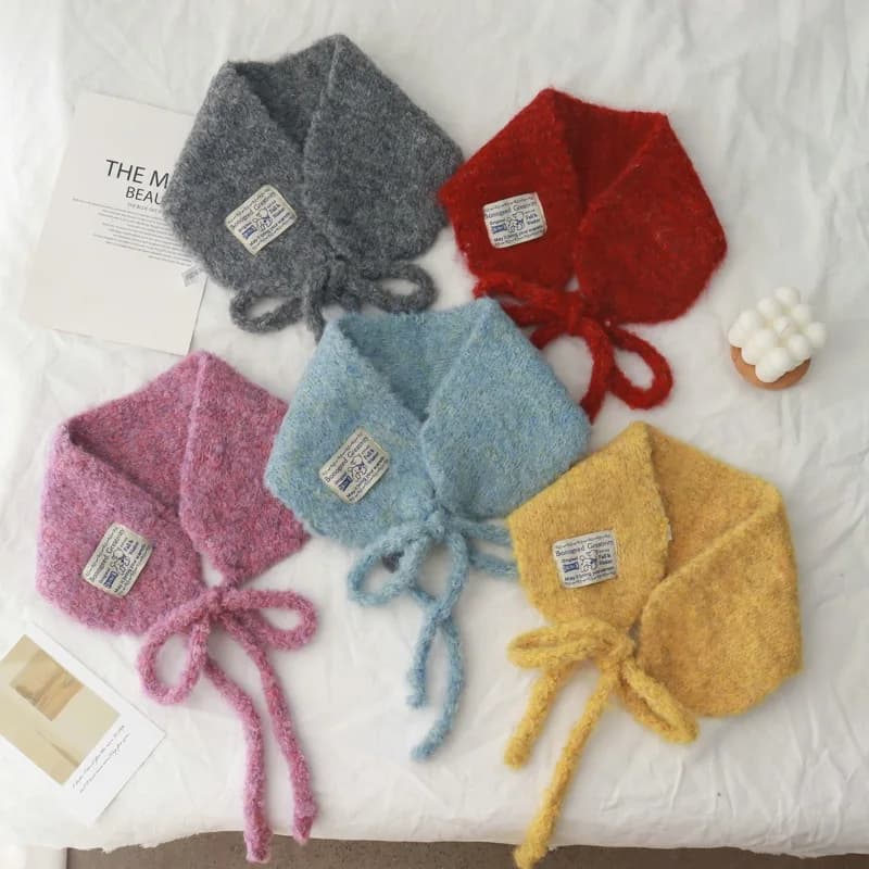 Simpatico sciarpa-cuffie multifunzionale in lana di agnello con lacci per donna, caldo e versatile copricapo con cuffie e sciarpa.