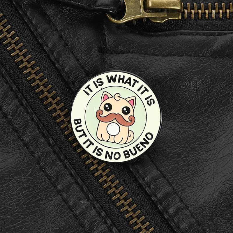 Spilla Gatto Carina e Ironica, Spilla Gattino Giocosa con Scritta 'It Is What It Is', Accessorio per Uso Quotidiano, Stile Espressionista Pop Culture