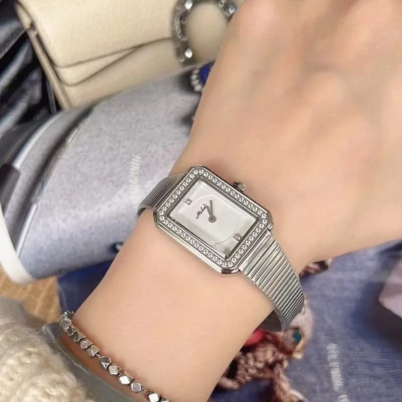 New small square watch, rectangular, minimalist, ultra-thin, refined and fashionable, with steel or leather strap, for women.