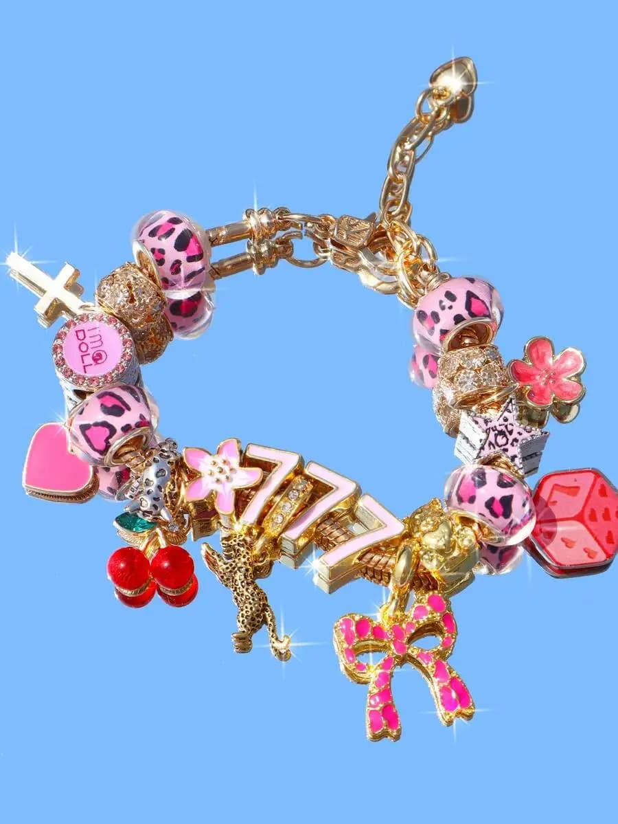 Bracciale con ciondoli a stampa leopardata rosa con numero fortunato 777, ciliegie rosse, croce, stella, fiocco e ciondoli a forma di animali