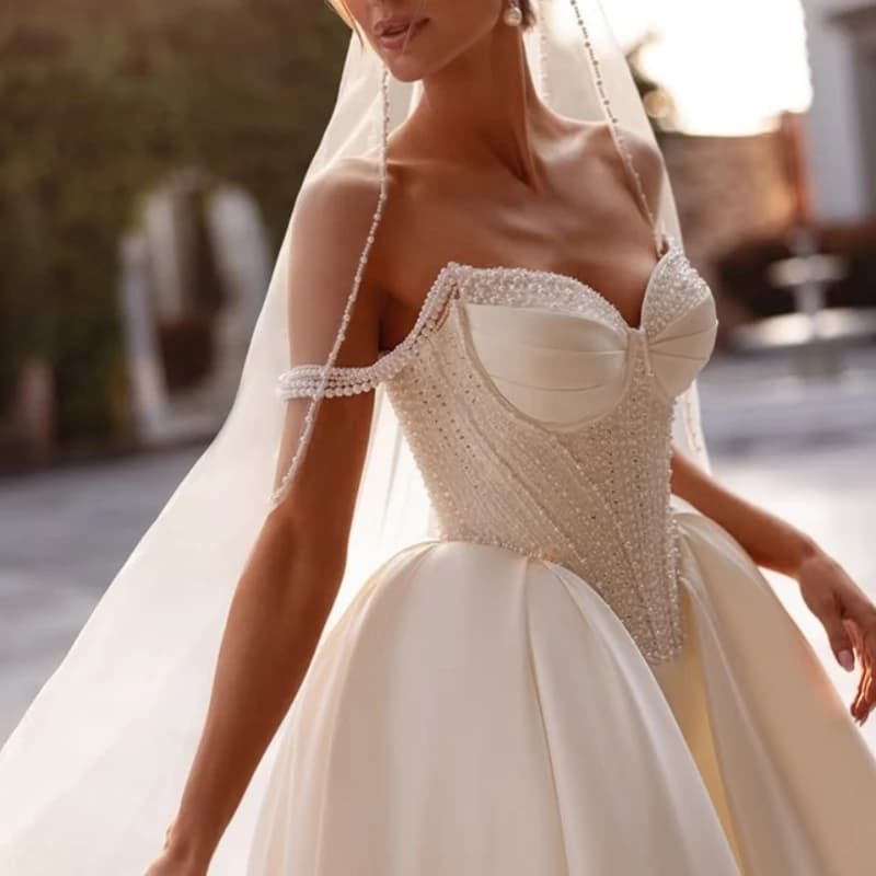 Abito da ballo bianco semplice in raso personalizzato Abiti da sposa reali applique in cristallo Perline di perle Coda lunga realizzata Robe De