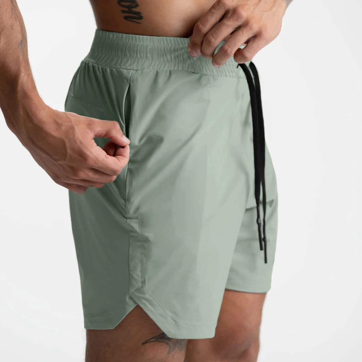 2024 nuovi pantaloncini da uomo monostrato tessuto ad asciugatura rapida tinta unita corsa fitness sport casual americano quinto pantaloni comodi