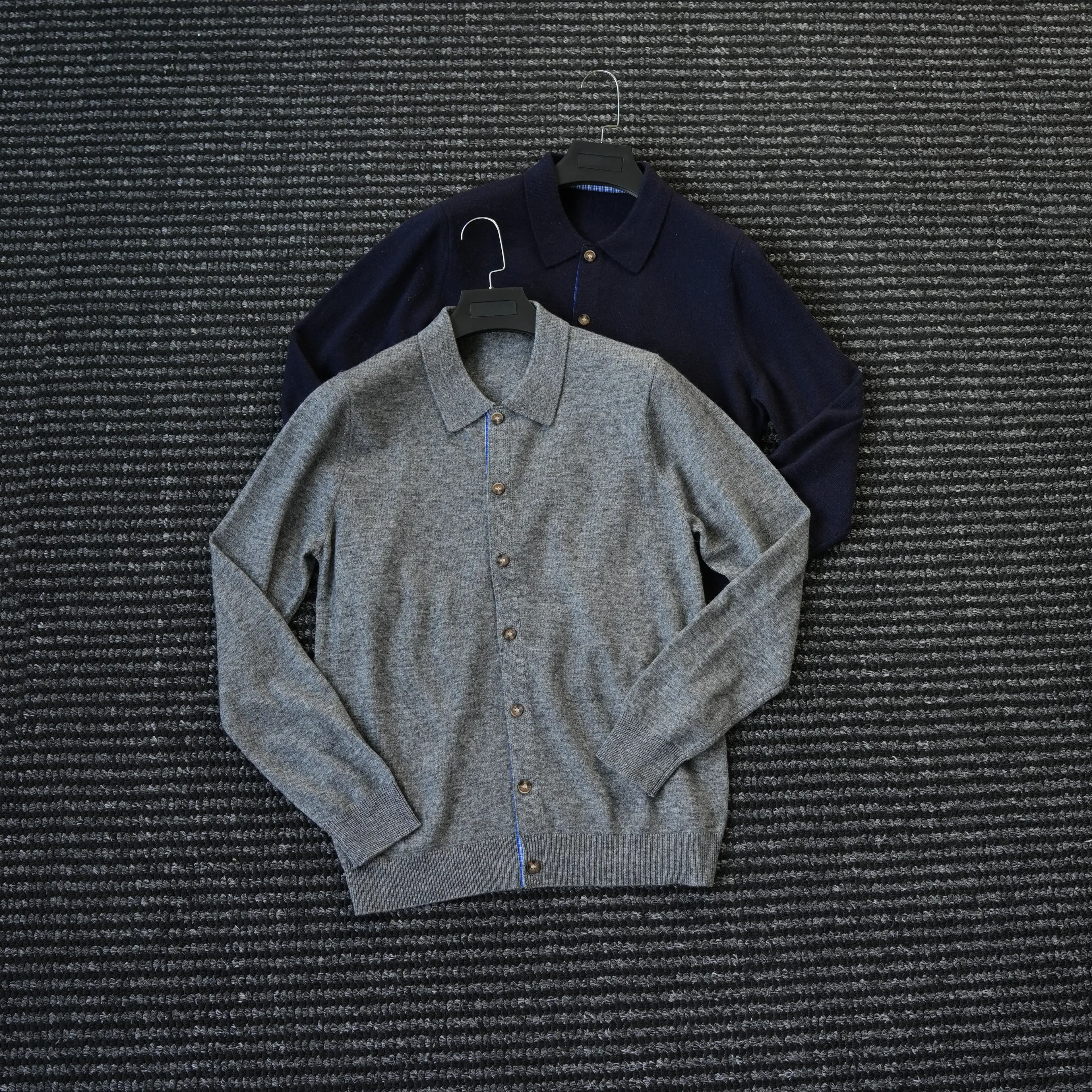 Cardigan in lana da uomo elegante per l'inizio dell'autunno, con abbinamento di colori, design estetico, stile old money, giacca lavorata a maglia.