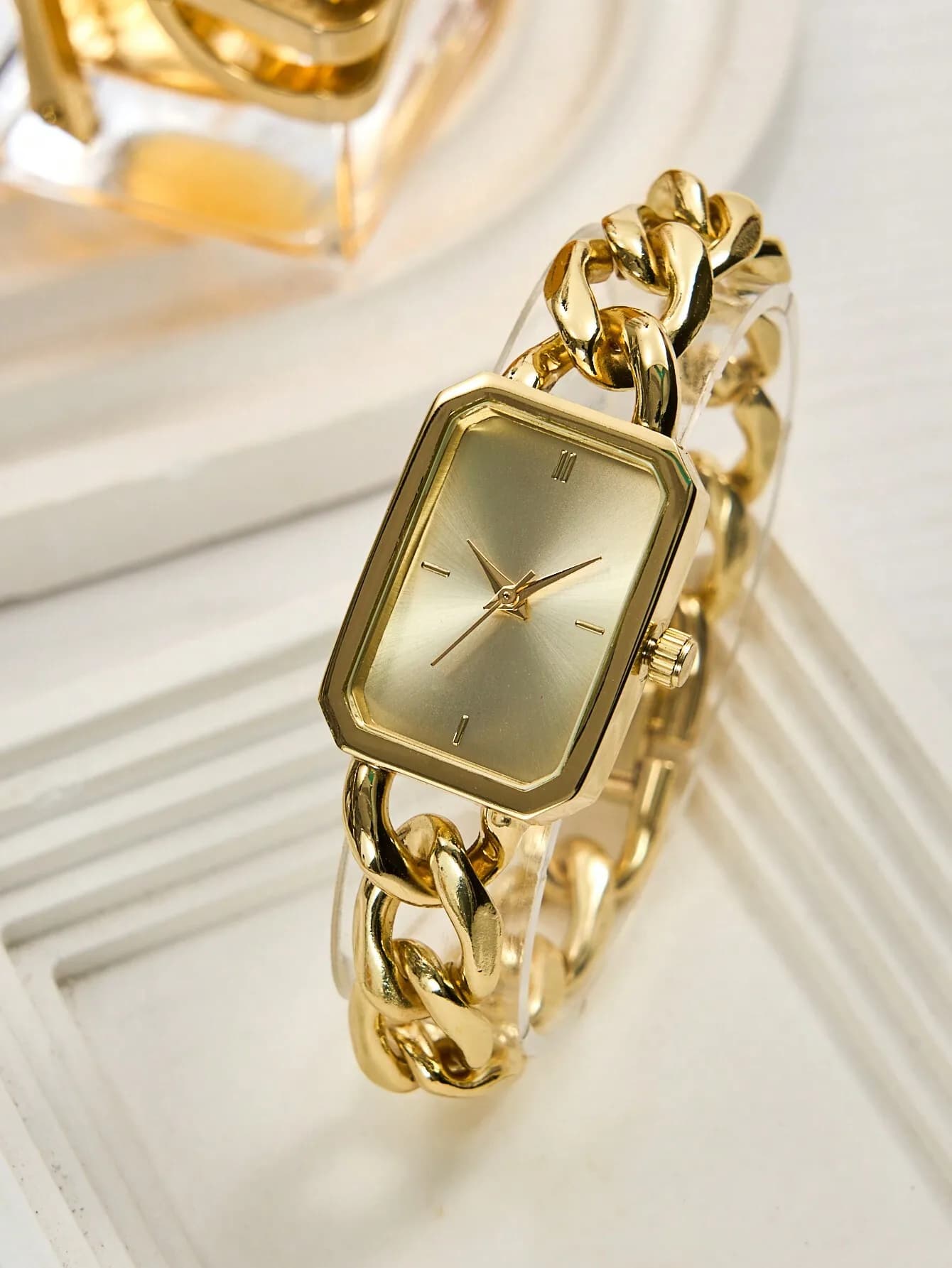 Orologio da donna con quadrante rettangolare color oro e bracciale a catena